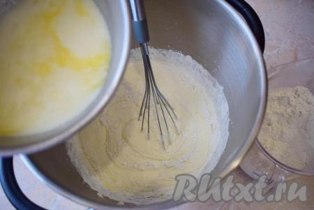 Теперь миксер можно убрать. Отдельно смешайте муку, соду (соду предварительно гасить не нужно) и ванилин.&nbsp;В яичную массу поочередно частями добавляйте мучную смесь (мука, сода и ванилин) и тонкой струйкой понемногу вливайте горячую молочную смесь, каждый раз перемешивая тесто венчиком. Добавьте всю мучную и молочную смесь в 3-4 приёма. Масса должна оставаться пышной. Именно за счёт этого готовый бисквит и будет очень пышным.