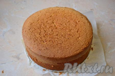 Бисквит в процессе выпечки поднимается равномерно. Готовность бисквита можно проверить с помощью деревянной шпажки (проткните шпажкой бисквит и вытащите, шпажка должна оставаться сухой). А ещё готовый бисквит пружинит при нажатии. Извлеките испечённый бисквит из формы и остудите.