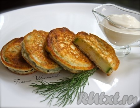 Наши вкусные, аппетитные кабачки, жареные в кляре, подавать к столу горячими со сметаной.
