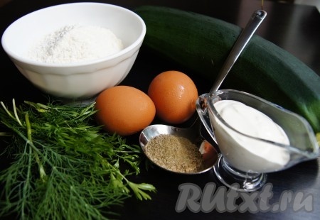 Подготовить все необходимые ингредиенты для приготовления кляра для кабачков.
