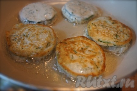 Обжарить кабачки в кляре на растительном масле с двух сторон на среднем огне. Переложить на бумажную салфетку, чтобы стекло лишнее масло.