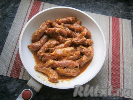 Сковороду разогреть и выложить в неё шейки вместе с маринадом. Жира добавлять не нужно, в маринаде есть растительное масло.