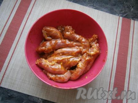 Маринад тщательно перемешать, выложить в него куриные шейки, хорошо перемешать. Оставить шеи для маринования часа на 2 в прохладном месте.