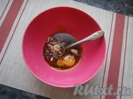 Приготовить для шеек маринад: к соевому соусу добавить томатный соус, гранатовый соус, растительное масло, мёд, мелко нарезанный чеснок, всыпать куркуму, паприку, имбирь, приправу для курицы, немного соли и чёрного молотого перца.