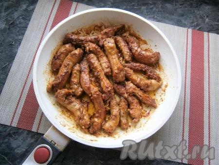 Обжаривать куриные шейки на сковороде вначале на среднем огне минут 5, периодически помешивая, затем продолжать готовить на небольшом огне с прикрытой крышкой ещё 15-20 минут. Вся жидкость должна испариться. Шейки немного поджарить (в течение 2 минут) и они готовы!