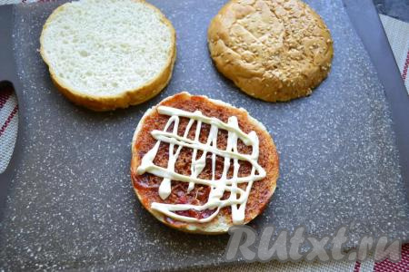 Нижнюю часть булочки смазать томатным соусом и&nbsp;майонезом.

