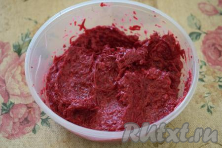 Перемешиваем до однородности и свекольный салат готов.