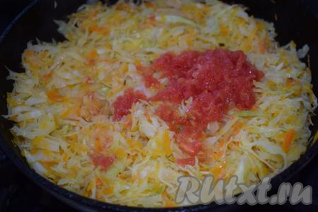 Когда овощи осядут и станут прозрачными, добавляем помидоры без кожицы, натёртые на крупной тёрке, перемешиваем и тушим ещё минут 5 под крышкой. Капуста с тыквой должны стать мягкими.
