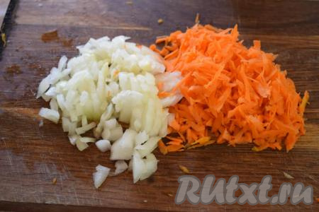 Морковь натрём на крупной тёрке. Лук нарежем на мелкие кубики.