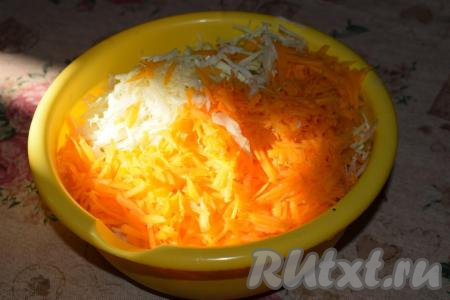 Натрём тыкву на крупной тёрке и добавим в миску с капустой.
