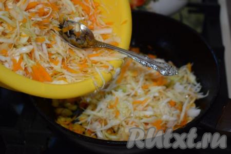 Далее в несколько приёмов к обжаренным овощам добавляем капусту с тыквой, каждый раз хорошо перемешивая (при таком способе добавления вам будет легче перемешивать овощи на сковороде и капуста с тыквой не будет падать на плиту).