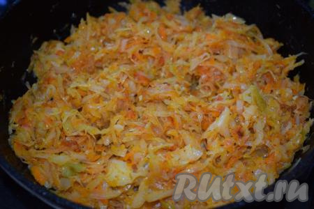 Перемешиваем и тушим овощи на среднем огне пару минут. Капусту, тушёную с тыквой, снимаем с огня. По желанию, к овощам можно добавить 1 зубчик чеснока, пропущенный через пресс, и присыпать зеленью.