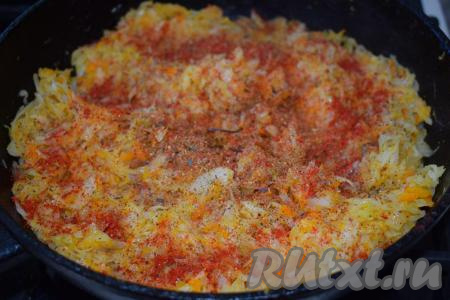 Далее снимаем крышку и добавляем соль, паприку, специи и чёрный молотый перец.