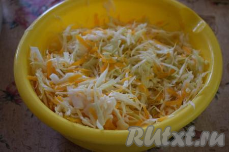 Посолим по вкусу капусту с тыквой и перемешаем.