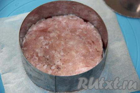 Я для формирования ровных котлет использовала металлическое кольцо с прессом. Кольцо поставить на кусок пергамента. В кольцо вложить часть фарша и прижать фарш прессом, кольцо аккуратно убрать, а котлету оставить на пергаменте.