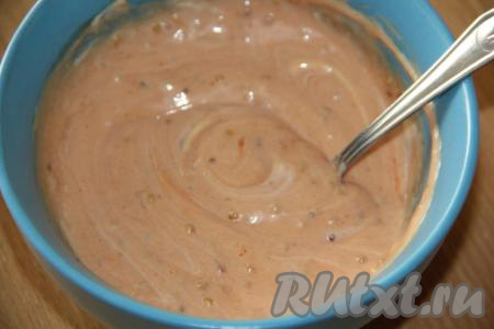 Хорошо перемешать соус.