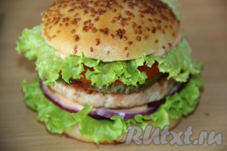 Накрыть помидор листом салата и верхней частью булочки.