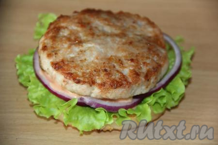 Выложить тёплую котлету.