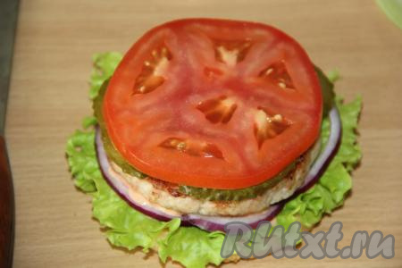 Затем выложить кружок помидора.