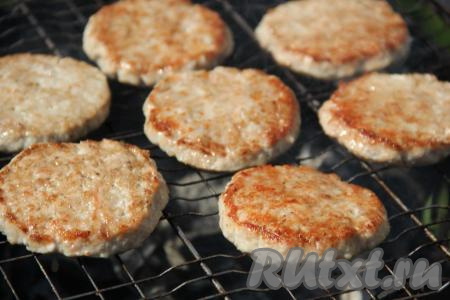 Жарить котлеты с двух сторон до золотистой корочки. У меня на жарку котлеты с каждой стороны ушло по 4 минуты.