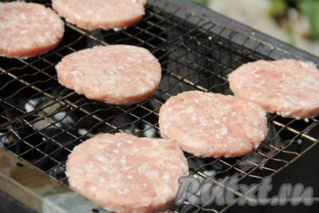 Мангал предварительно подготовить: жарить котлеты следует на углях, без прямого пламени, используя только жар углей.&nbsp;Выложить котлеты на решётку.