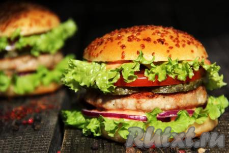 Вкусный, аппетитный бургер можно подавать к столу. Благодаря тому, что котлета жарилась на мангале, она получается необыкновенно ароматной и менее жирной, чем если бы мы её жарили на сковороде. Уверена, от такого бургера мало кто откажется!