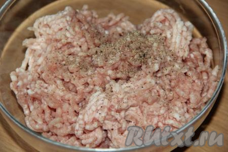 Фарш лучше приготовить самостоятельно, перекрутив мясо (я взяла свинину) через мясорубку. Добавить к фаршу соль и специи. Хорошо вымесить фарш, затем несколько раз&nbsp;отбить об стол (в хорошо отбитом фарше увеличивается количество клейковины) и убрать в холодильник на 1 час.