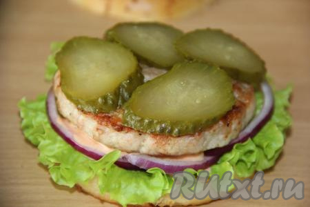 На котлету выложить кружочки огурца.