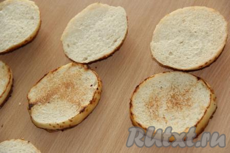 А теперь можно собирать домашний бургер. Булочки для бургеров разрезать вдоль и поджарить внутреннюю часть мякиша на мангале. Поджаривать нужно только нижнюю часть булочки, для того чтобы она не размякла от соуса.