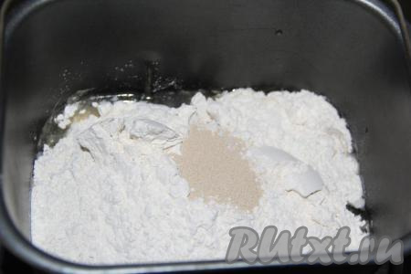 Далее добавить пшеничную муку и дрожжи. Выставить режим "Основной" (в моей хлебопечке этот режим длится 3 часа 15 минут), крышку хлебопечки закрыть. В процессе замеса теста следите, чтобы тесто сформировалось в колобок (если тесто жидковато и колобок не формируется, добавьте немного муки). 