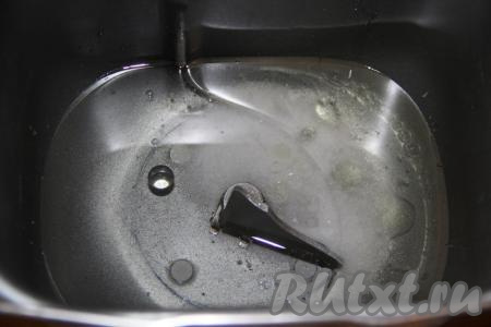 Всыпать соль и сахар.