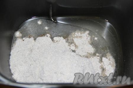 Затем добавить просеянную ржаную муку.