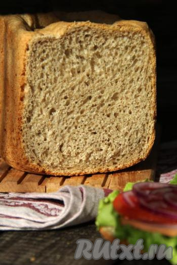 По звуковому сигналу достать ведёрко из хлебопечки и оставить на 10 минут на столе, затем извлечь Дарницкий хлеб и остудить его на решётке, накрыв полотенцем. На фото видно, каким высоким и пористым получился этот хлебушек. Хлеб по этому рецепту готовится несложно, а по вкусу он уж точно не уступает вкусу покупного хлеба!