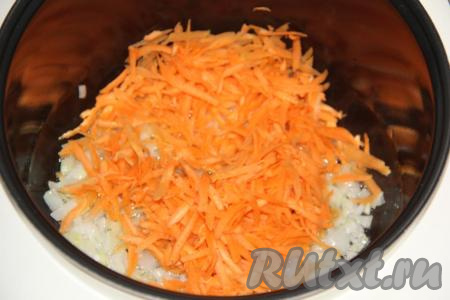 Затем в чашу добавить морковь, натёртую на крупной тёрке, обжарить овощи, иногда перемешивая, в течение 5 минут.