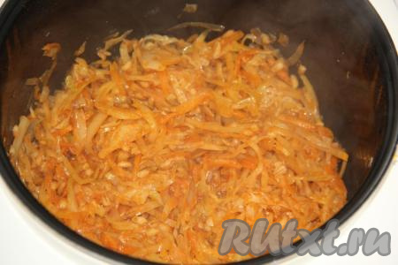 Закрыть крышку мультиварки и готовить перловку с капустой на режиме "Тушение" 1 час.