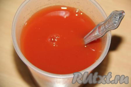 В отдельной ёмкости воду соединить с томатной пастой, перемешать.