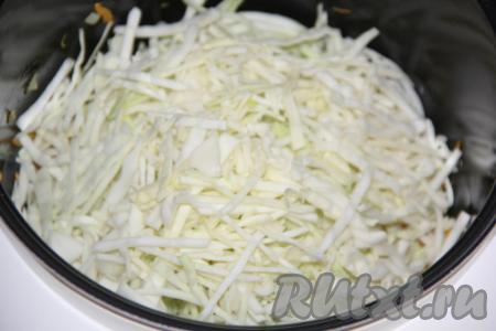 Капусту тонко&nbsp;нашинковать и добавить в чашу мультиварки к обжаренным овощам, перемешать.