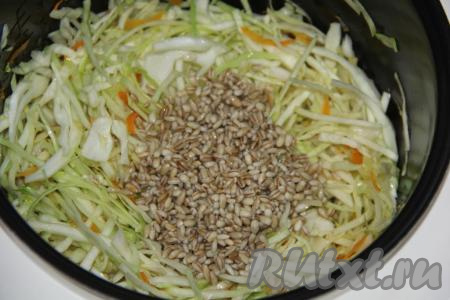 К капусте с морковкой и луком добавить перловку, предварительно откинув её на дуршлаг и дав стечь воде.&nbsp;