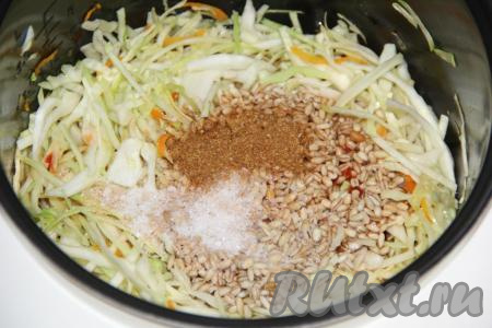 Добавить соль и специи по вкусу, перемешать.