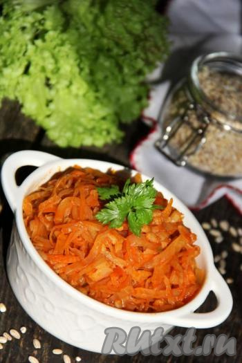 После сигнала мультиварки аппетитную, вкусную, сытную капусту с перловкой разложить по тарелкам и в горячем виде подать к столу в качестве гарнира или в качестве самостоятельного блюда.