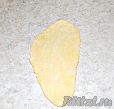 Если у вас дома нет специальной машинки, то каждую часть теста достаточно тонко раскатать с помощью скалки, а затем порезать острым ножом на полоски, которые и будут домашней лапшой. Если вы будете пользоваться специальной машинкой, то взять одну часть теста, раскатать ее немного с помощью скалки. 