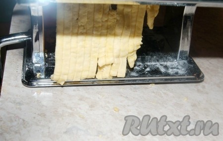 Затем&nbsp; с помощью машинки из тонкого раскатанного пласта теста сделать домашнюю лапшу.
