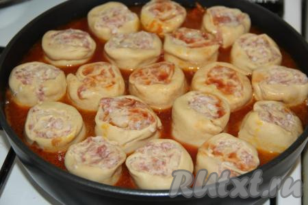 Приготовить заливку:&nbsp;соединить горячую воду и томатную пасту, посолить по вкусу, тщательно перемешать. Влить заливку в сковороду к ленивым пельменям, "стоящим" на подушке из овощей (пельмени должны быть покрыты заливкой, как минимум, до половины).