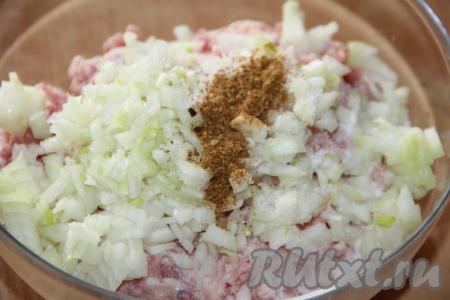 К фаршу с луком всыпать соль и специи.