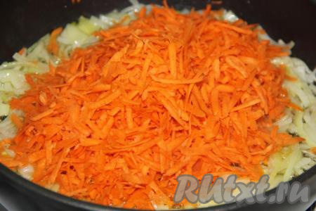 Обжарить лук, помешивая время от времени, в течение 5 минут на среднем огне. Пока обжаривается лук, почистить морковь и натереть на тёрке. Добавить морковь в сковороду к луку, перемешать и обжарить овощи минут 5, не забывая иногда перемешивать.