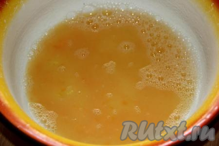 Перемешать массу венчиком.