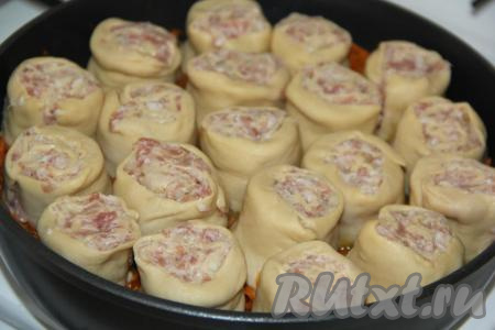 Затем поверх обжаренных овощей выложить ленивые пельмени (как на фото).