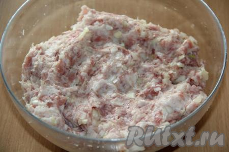 Хорошо вымесить фарш.
