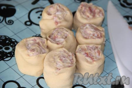 Нарезать каждый рулет на кусочки одинаковой длины.