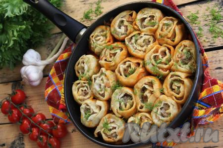 По прошествии времени очень вкусные ленивые пельмени вместе с овощами, с которыми они готовились, разложить со сковороды по тарелкам и подать в горячем виде к столу, полив соусом.